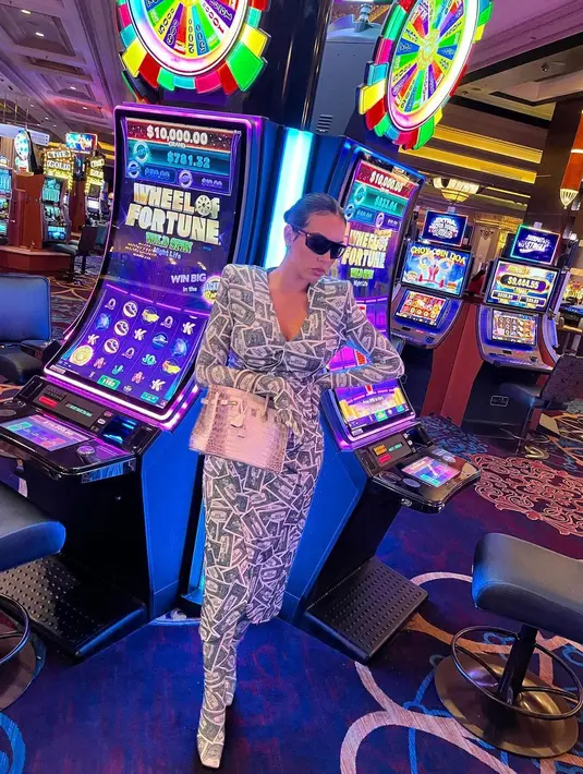 Di Vegas, Geogina Rodriguez kembali tas Rp3,8 miliar itu dengan balutan bodycon bermotif uang [instagram/georginagio]