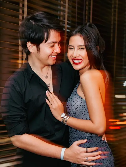 Penampilan gemas lainnya dari Angga Yunanda dan Shenina Cinnamon. Angga tampil dengan outfit serba hitam, sedangkan Shenina cantik dibalut backless dress bernuansa biru. [Foto: Instagram/sheninacinnamon]