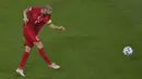 Giliran Turki yang mengancam gawang Wales pada menit kedelapan. Burak Yilmaz yang sudah menunggu di kotak pinalti gagal menuntaskan umpan yang diberikan oleh Cengis Under. Tendangannya berhasil diblokir oleh Chris Mepham. (Foto: AP/Pool/Dan Mullan)