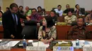 (Ki-ka) Menko Maritim Rizal Ramli, Menko PMK Puan Maharani dan Menko Perekonomian Darmin Nasution bersiap mengikuti rapat kerja dengan Banggar DPR di Jakarta, Selasa (13/10). Rapat itu membahas RKAKL Kemenko dalam RAPBN 2016.(Liputan6.com/Johan Tallo)