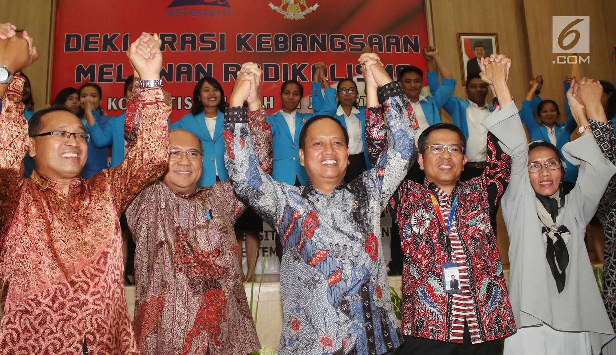 Menteri Ristek Dikti, Muhammad Nasir bersama para rektor perguruan tinggi dan mahasiswa berfoto bersama saat deklarasi kebangsaan melawan radikalisme di UKI, Jakarta, Selasa (19/9). (Liputan6.com/Angga Yuniar)