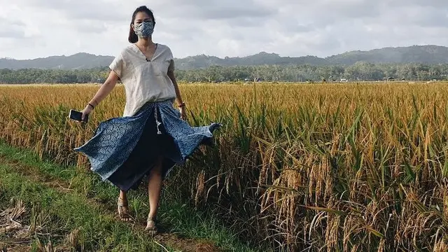6 Potret Prisia Nasution Panen Padi di Sawah, Tetap Tampil Menawan