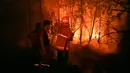 Petugas pemadam kebakaran memadamkan api saat kebakaran hutan dan lahan (karhutla) di Pekanbaru, Riau, Jumat (13/9/2019). Karhutla menyebabkan kabut asap pekat menyelimuti Pekanbaru. (ADEK BERRY/AFP)