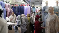 Pedagang melayani pembeli perlengkapan ibadah di Pasar Tanah Abang Blok A, Jakarta, Senin (4/4/2022). Penjualan busana muslim seperti mukena, kerudung, sajadah dan sarung mengalami peningkatan di bulan Ramadhan. (Liputan6.com/Faizal Fanani)
