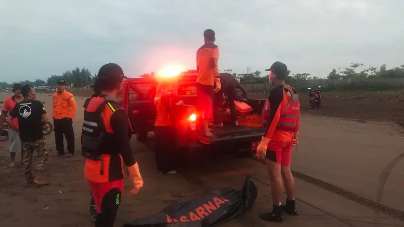 Jenazah bocah berusia 12 tahun ditemukan terdampar di Pantai Jetis, Kebumen. (Foto: Liputan6.com/Basarnas)