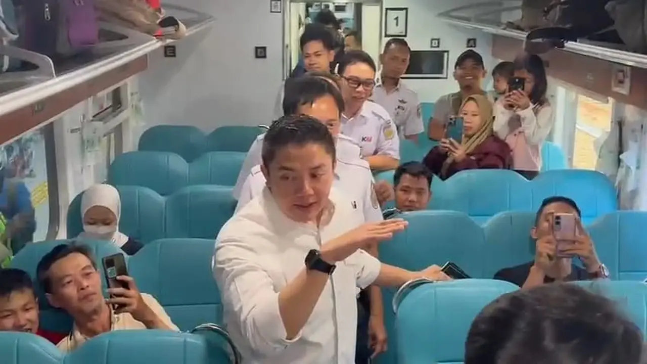 Tinjau Arus Mudik di Pasar Senen, Seskab Teddy Cek Kereta Api Kerakyatan