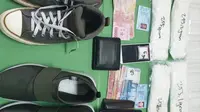 Barang bukti sepatu dan empat bungkus diduga sabu yang disita polisi dari dua calon penumbang Bandara Pekanbaru. (Liputan6.com/M Syukur)