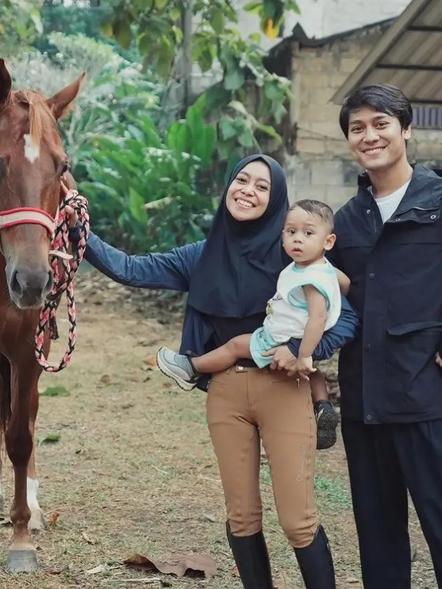 Potret keluarga Lesti Kejora dan Rizky Billar bersama kuda pribadi mereka (Sumber: Instagram/lestikejora dan Instagram/rizkybillar)