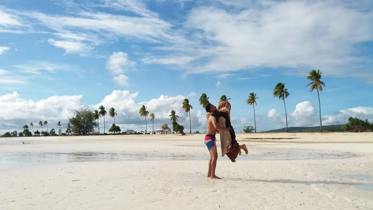 Pantai Katembe di Buton Tengah memiliki hamparan pasir putih yang indah.(Liputan6.com/Ahmad Akbar Fua)