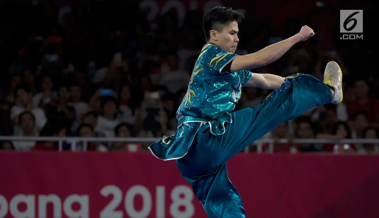 Atlet wushu putra Indonesia, Marvelo Edgar Xavier memperagakan jurus saat bertanding dalam nomor Cangquan putra Asian Games di JIExpo, Kemayoran Jakarta, Minggu (19/8). Edgar mempersembahkan medali perak dengan angka 9.72. (Bola.com/Vitalis Yogi Trisna)