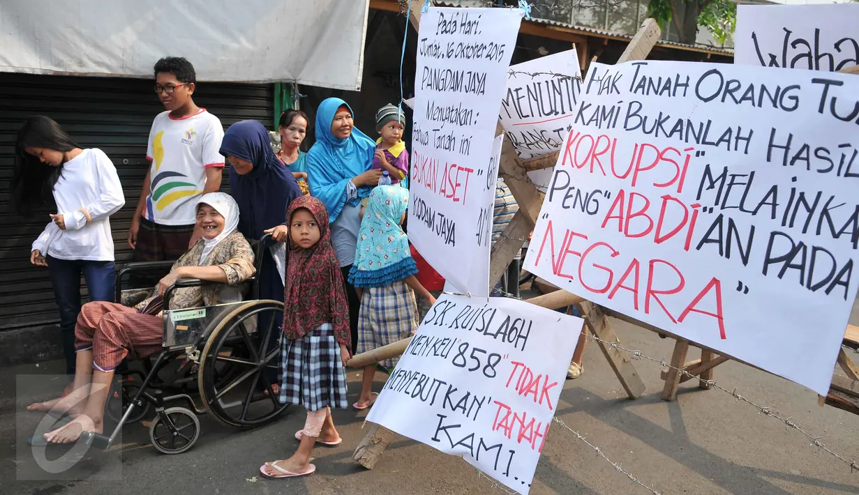 Warga kompleks militer perumahan Zeni, Mampang, Jakarta, memprotes dan memblokir akses masuk ke perumahan mereka, Senin (26/10). Kodam Jaya berencana mengosongkan 71 rumah yang dihuni purnawirawan TNI AD. (Liputan6.com/Gempur M Surya)
