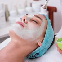 Merawat kulit dengan rutin menggunakan tabir surya, menggunakan pakaian dengan bahan adem, serta melakukan screening kulit dapat menjadi ritual sederhana untuk tetap awet muda (Foto: Unsplash.com/engin akyurt)