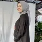Kesha Ratuliu tampil casual dengan dress hitam dipasukan dengan hijab warna abu-abu. Dok. @kesharatuliu05.