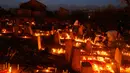 Sejumlah umat Syiah Kashmir menyalakan lilin di pemakaman keluarga dan saudara mereka saat memperingati Shab-e-Barat di pinggiran Srinagar, Kashmir (11/5). Dalam peringatan tersebut mereka berdoa dan meminta ampunan. (AP Photo / Mukhtar Khan)