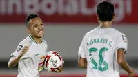Pemain PS Sleman, Irfan Jaya melakukan selebrasi usai mencetak gol ke gawang PSM Makassar pada laga perebutan juara tiga Piala Menpora 2021 di Stadion Manahan, Solo, Sabtu (24/4/2021). (Bola.com/M Iqbal Ichsan)