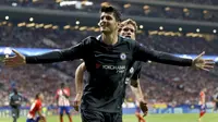 Pemain Chelsea, Alvaro Morata merayakan golnya saat melawan Atletico Madrid pada laga grup C Liga Champions di Wanda Metropolitano stadium, Madrid, Spanyol, (27/9/2017). Chelsea menang 2-1. (AP/Francisco Seco)