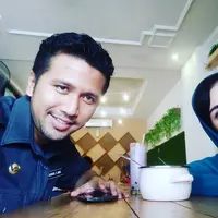 Lantaran sibuk kerja, Emil dan Arumi Bachsin pun jarang makan berdua. Dan akhirnya mereka pun bisa makan berdua meskipun tidak terencana. (Foto: instagram.com/arumi_arumi_94)
