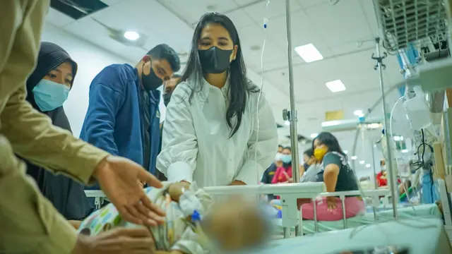 Bobby Nasution Jenguk Bayi Penderita Astresia Bilier, Kahiyang Ayu Sampai Menangis Terharu