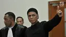Terdakwa Hercules Rosario Marshal menyapa awak media usai sidang vonis terkait kasus penguasaan lahan milik PT Nila Alam di Pengadilan Negeri Jakarta Barat, Rabu (27/3).  (merdeka.com/Iqbal S. Nugroho)