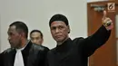 Terdakwa Hercules Rosario Marshal menyapa awak media usai sidang vonis terkait kasus penguasaan lahan milik PT Nila Alam di Pengadilan Negeri Jakarta Barat, Rabu (27/3).  (merdeka.com/Iqbal S. Nugroho)