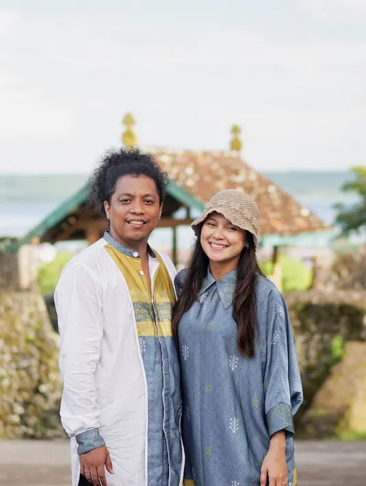 Berbaju senada dengan sang suami, Indah memakai kemeja oversized bernuansa etnik dan topi rajut (Foto: Instagram @indahpermatas)
