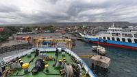 Untuk pelabuhan Ketapang, ASDP telah meningkatkan kapasitas kapal dari 10.685 kendaraan kecil di tahun 2022 menjadi 12.885 kendaraan kecil tahun 2023. Sementara untuk kapasitas pelabuhan ditingkatkan dari 1.270 kendaraan kecil pada Nataru 2022 menjadi 1.570 kendaraan kecil tahun ini. (Dok. Kemehub)