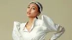 Novia Bachmid kerap mendapatkan julukan sebagai 'Beyonce Indonesia'. Pasalnya, selain memiliki suara yang merdu, ia juga memiliki penampilan memesona dengan kulitnya yang cokelat eksotis. Apalagi saat mengenakan busana putih, Novia tampil makin menawan.(Liputan6.com/IG/@noviabachmid)