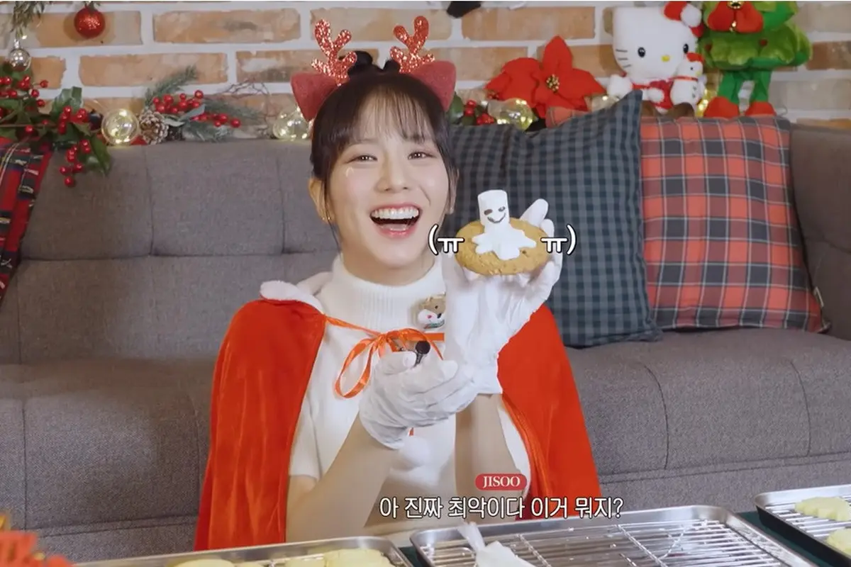 Momen Kocak Jisoo BLACKPINK Saat Hias Kue Natal yang Jadi Sorotan Penggemar
