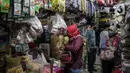 Sejumlah pengunjung mengenakan masker saat berbelanja di Pasar Kebayoran Lama, Jakarta Selatan, Senin (22/6/2020). Pasar Kebayoran Lama kembali buka setelah sebelumnya tutup selama tiga hari sejak 18 Juni 2020 akibat 14 pedagang positif COVID-19. (Liputan6.com/Faizal Fanani)