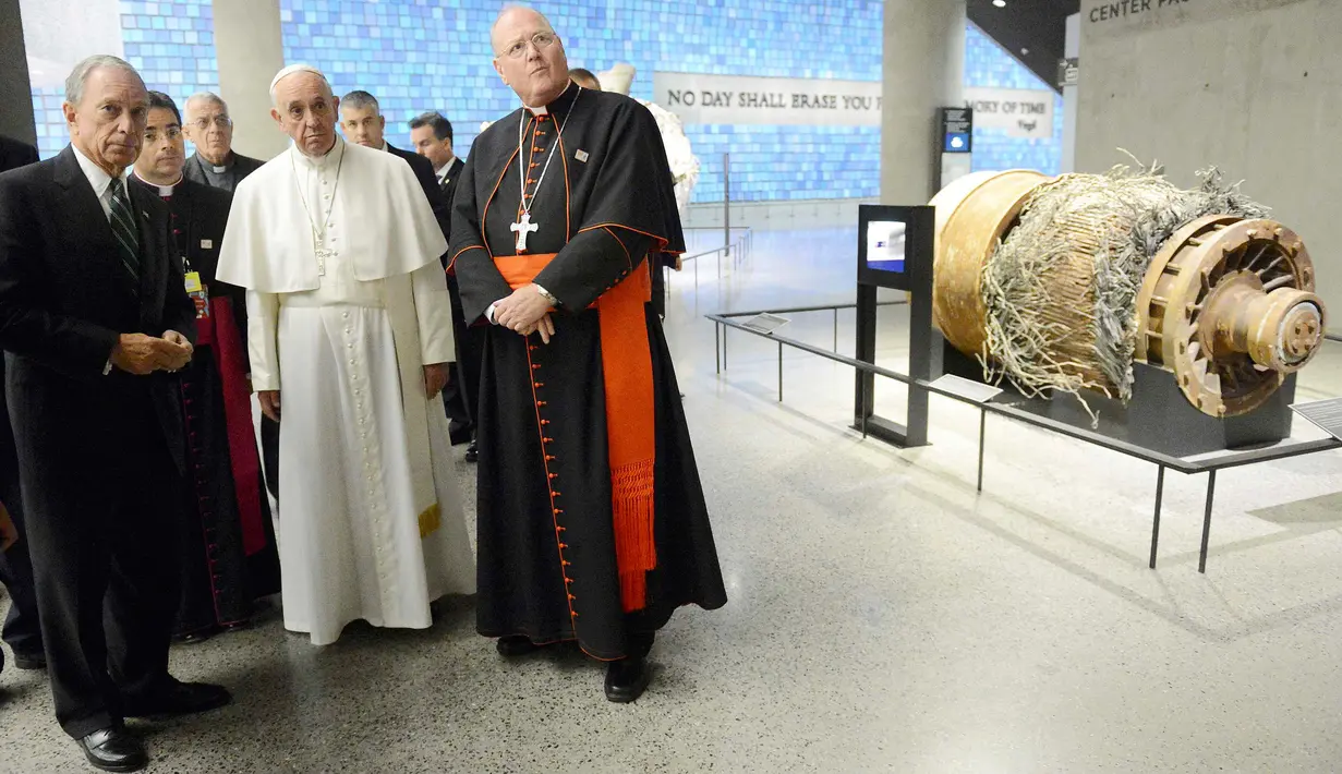 Paus Fransiskus didampingi mantan walikota NYC Michael Bloomberg (kiri) mengunjungi Museum 11 September di New York, Jumat (25/9). Paus Fransiskus sedang melakukan kunjungan selama enam hari ke Amerika Serikat. (REUTERS/Susan Watts/Daily News/POOL)