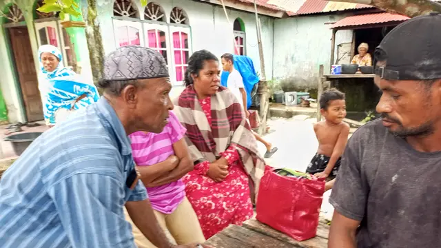 Warga Desa Ujir, Kecamatan Pulau-Pulau Aru, Kabupaten Kepulauan Aru, Provinsi Maluku, menyambut baik pembangunan PLTS Terpadu dan menyampaikan harapannya agar setelah masa percobaan bisa ditingkatkan lagi daya listriknya.