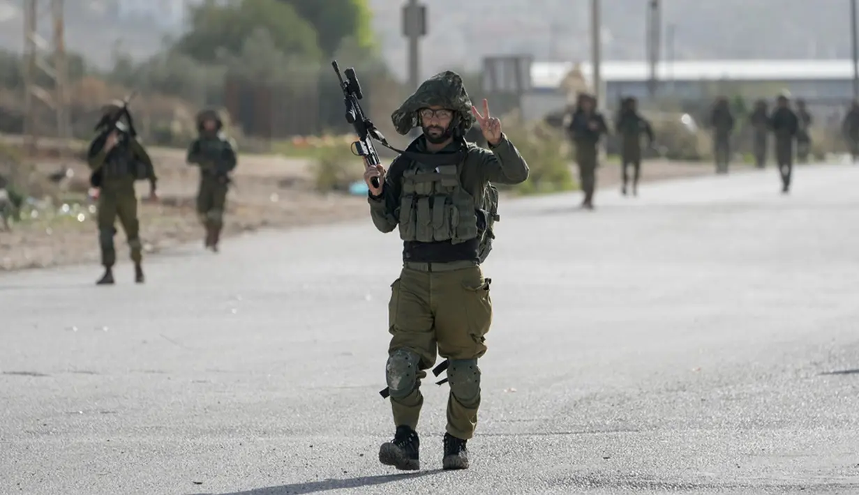 Direktur Masyarakat Bulan Sabit Merah Palestina Ahmad Jebril di Kota Nablus menyatakan pasukan Israel menghalangi akses ambulans ke korban luka. Selain itu, laporan Anadolu mengutip keterangan para saksi, pasukan Israel juga menangkap sembilan warga Palestina setelah melakukan penggerebekan di rumah-rumah di kamp dan kota-kota terdekat. (AP Photo/Majdi Mohammed)