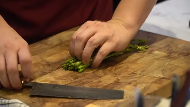 6 Potret Chef Arnold saat Ngajar Masak Buat Crazy Rich Surabayans
