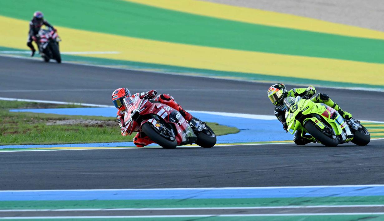 Ini menjadi kemenangan kemenangan pertama Marc Marquez musim ini. Tampak dalam foto, pembalap Ducati Lenovo Team asal Spanyol, Marc Marquez (tengah) beradu kecepatan dengan Fabio Di Giannantonio (Pertamina Enduro VR46 Racing Team) saat Sprint Race MotoGP Brasil 2026 di Autodromo Internacional Ayrton Senna, Goiania, Sabtu 21 Maret 2026 waktu setempat atau Minggu (22/3/2026) dini hari WIB. (EVARISTO SA/AFP)
