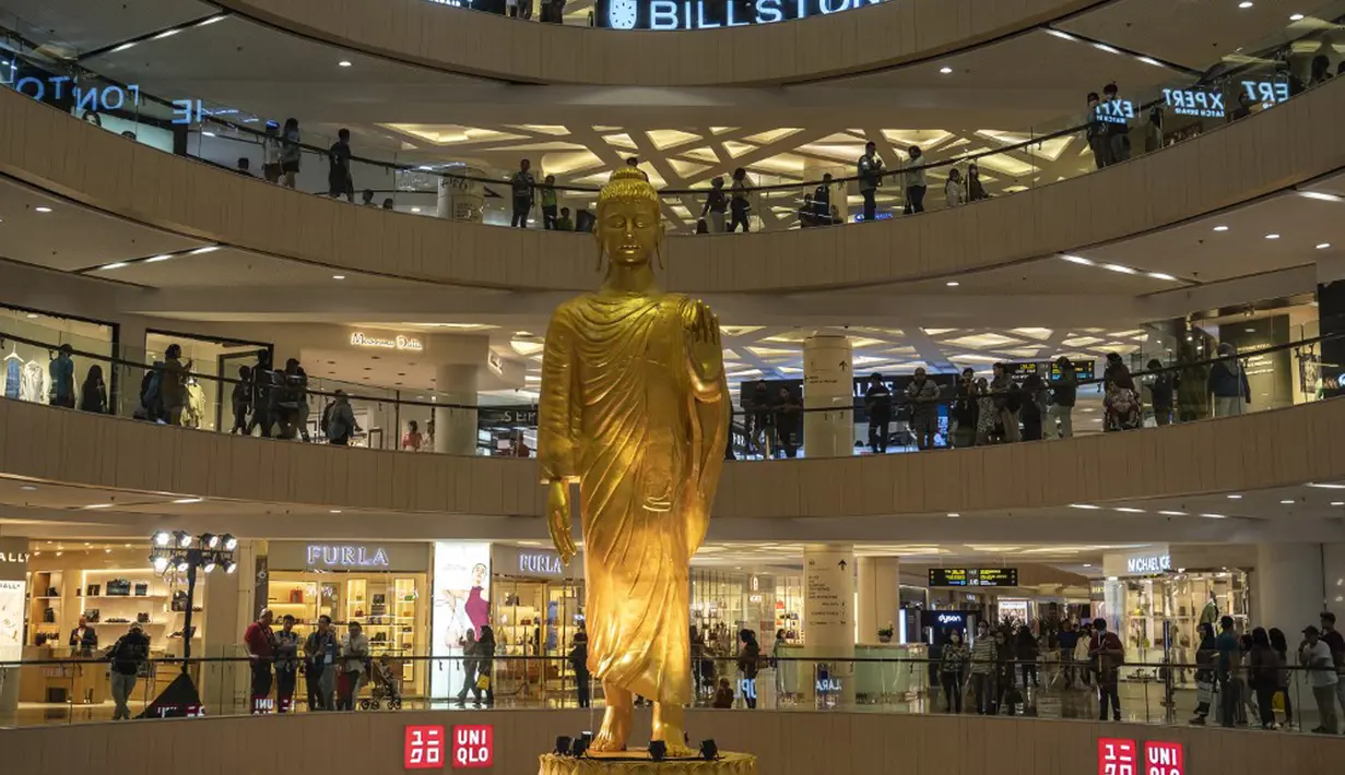 Patung Buddha berukuran raksasa berdiri di Tunjungan Plaza Mall, Surabaya, Jawa Timur, Kamis (1/6/2023). Patung Buddha ini berhasil memecahkan rekor Museum Rekor Dunia Indonesia (MURI). (JUNI KRISWANTO/AFP)