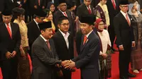 Presiden Joko Widodo atau Jokowi memberikan ucapan selamat kepada para Wakil Menteri (Wamen) Kabinet Indonesia Maju usai pelantikan di Istana Negara, Rabu (23/10/2019). Sebanyak 12 wakil menteri dilantik untuk membantu jajaran menteri Kabinet Indonesia Maju. (Liputan6.com/Angga Yunair)