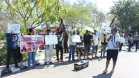 Foto : Aliansi Mahasiswa Papua di Kota Kupang, NTT saat menggelar aksi demonstrasi (Liputan6.com/Ola Keda)
