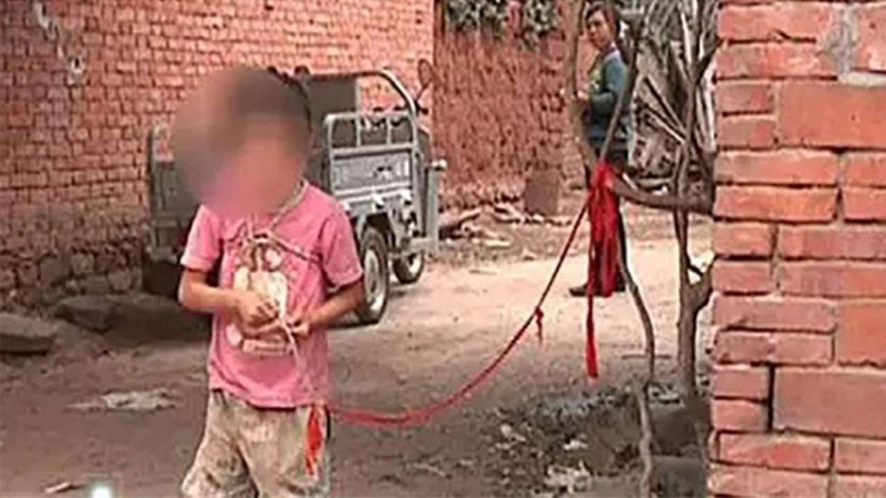 Kisah Malang Bocah Diikat Kakeknya di Pohon Sejak 2010