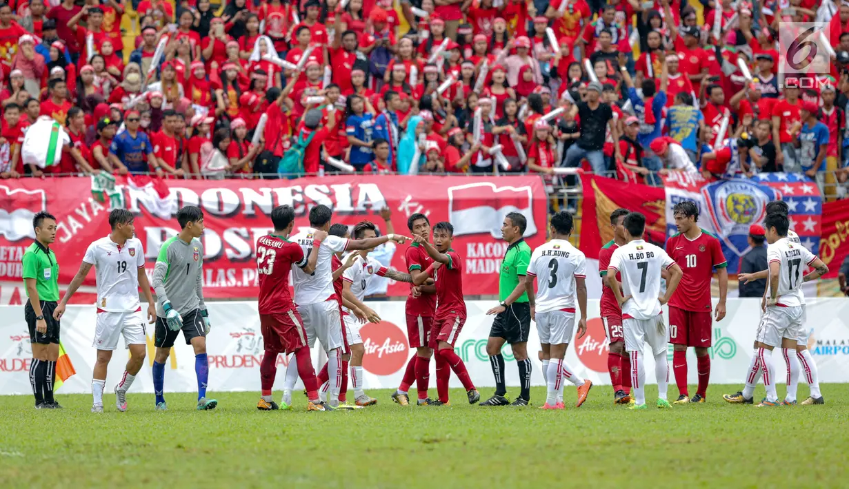 Kericuhan terjadi saat pertandingan Timnas U-22 Indonesia melawan Myanmar dalam laga final perebutan medali perunggu Sea Games 2017 di Stadion MPS, Selayang, Malaysia, Selasa (29/8). Indonesia menang dengan skor 3-1. (Liputan6.com/Faizal Fanani)