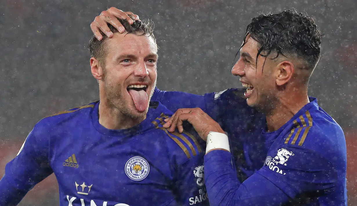 Pemain Leicester City Jamie Vardy (kiri) bersama Ayoze Perez merayakan golnya ke gawang Southampton pada laga Liga Inggris di Stadion St Mary, Southampton, Inggris, Jumat (25/10/2019). Leicester City membantai Southampton 9-0. (AP Photo/Alastair Grant)