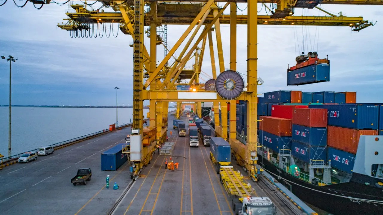 Pelabuhan di bawah Pelindo III tetap akan beroperasi penuh selama masa libur lebaran 12 Mei 2021 hingga 16 Mei 2021. (Dian Kurniawan/Liputan6.com)