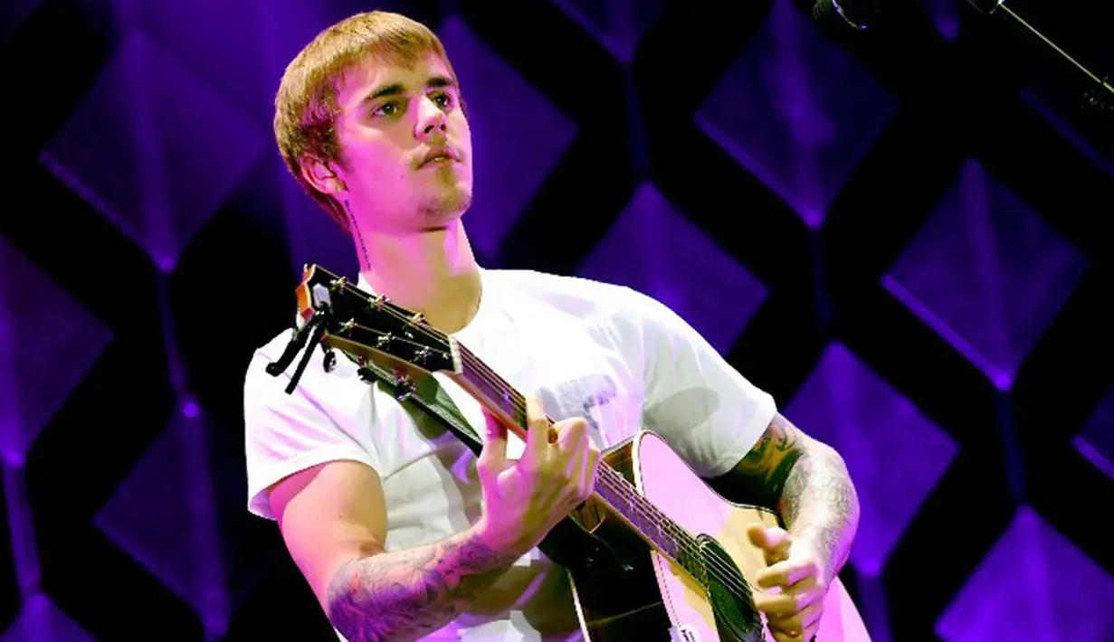 Kabar tentang Justin Bieber selalu ramai menjadi sorotan. Belum lama ia terlihat menyapa penggemarnya dengan ramah di sebuah pantai di kawasan Brazil. Kabar terbaru, Justin tertangkap sedang bersama wanita cantik. (AFP/Bintang.com)