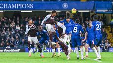 Pemain Aston Villa, Ollie Watkins, sukses menjadi mimpi buruk publik Stamford Bridge dengan dua golnya ke gawang Chelsea pada pekan ke-18 Premier League. (AFP/Glyn Kirk)
