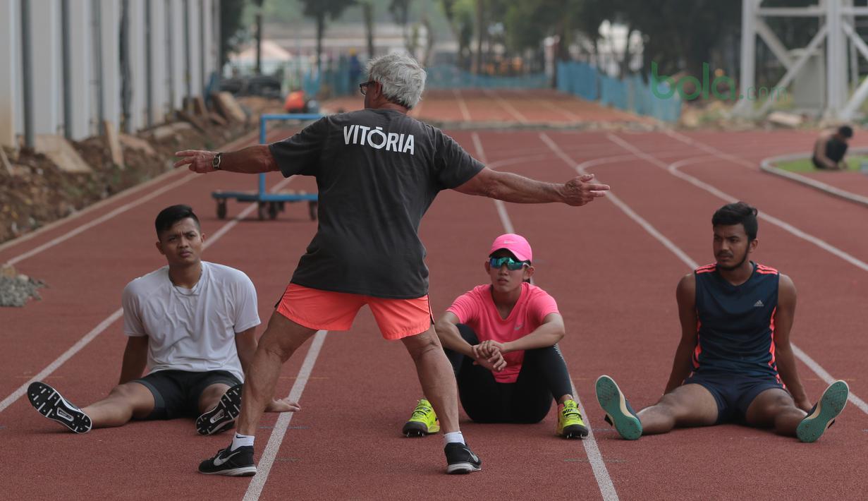 Pelatih atletik, Harry Mara memberikan contoh lemparan saat sesi latihan di Stadion Madya, Jakarta, Kamis (7/6/2018). Latihan tersebut merupakan bagian dari persiapan Asian Games 2018. (Bola.com/Nick Hanoatubun)