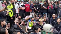 Kapolres Kota Tangerang Kombes Pol Wahyu Sri Bintoro menemui mahasiswa yang berdemo di kantornya. (Foto: Pramita Tristiawati/Liputan6.com).