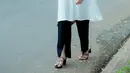 Padanan tunik dengan loose pants, praktis dan stylish buat OOTD antar anak ke sekolah maupun hangout. [Foto: IG/ninazatulini22].