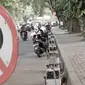 Pengendara sepeda motor parkir di sekitar Taman Suropati, Jakarta, Selasa (28/8). Meski terpampang rambu larangan parkir dan berhenti, pengendara tetap parkir di sekitar taman. (Liputan6.com/Immanuel Antonius)