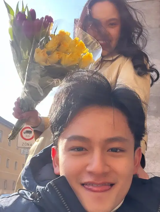 Dicintai ugal-ugalan, begini tampilan menawan Lyodra Ginting dengan outerwear kuning-nya saat menerima buket bunga dan pesan romantis dari Randy Martin. [@randymartinnn].