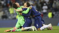 Para pemain Chelsea merayakan gelar juara Liga Champions usai menaklukkan Manchester City pada laga final di Stadion Dragao, Minggu (30/5/2021). Chelsea menang dengan skor 1-0. (Carl Recine/Pool via AP)