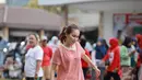 Pelantun lagu Alamat Palsu ini terlihat sangat senang bisa ikut bermain bola di kampung. Ia yang bergaya sederhana ini dipuji warganet karena merakyat. Ayu pun senang bisa meramaikan acara 17 an di kampung. (Liputan6.com/IG/ayutingting92)